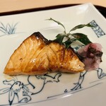 山玄茶 - 旬の鰤の付け焼き(長崎産)としば漬けおろし。この照り！この艶！歳を重ねる毎にお刺身よりも焼き魚が好きになる。。。この火入れ、完璧ですよね〜。