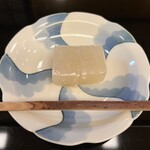 山玄茶 - 慈悲深く大好きな葛菓子。冬にぴったりの誂。優しくお口の中に広がりますよ。白小豆の葛焼き。昔は胃腸薬として重宝された葛は日本の宝ですね。