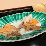 Sangencha - 大将のご出身・滋賀県の郷土料理｢鮒寿司｣は発酵食品として世界から注目されています。1年ものと5年ものの食べ比べ。5年は芳醇なチーズのような味わいです。