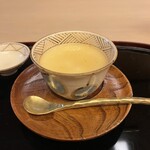 山玄茶 - 内側や蓋の裏まで愛らしい柄が入った蓋付きお茶碗。
