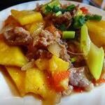 Stir-fried beef and pineapple with sweet and sour sauce
