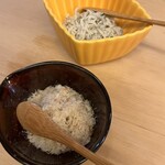 山玄茶 - 山玄茶特製のちりめん山椒と鯛でんぶ。たっぷり召し上がれ〜と優しい大将♥️