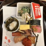 山玄茶 - どれから食べようかな。。。いつも迷ってしまう八寸。季節の花が添えられて。今日は可憐な梅の花でした。