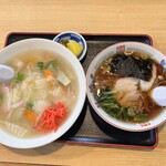 ニュー飯店 - 中華丼　¥８５０　半ラーメン ¥４５０