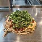 Hiroshima Sutairu Okonomiyaki Kujira - 肉玉うどん＋スペシャル＋ネギ！