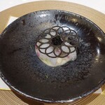 シェ ケンタロウ - アミューズ：ヤリイカのタルタルキャビア載せ