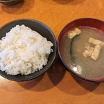 Sumibiyaki Suteki Kuroushi - ご飯と味噌汁
                        まあ普通