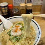 利尻昆布ラーメン くろおび - しなやかな細ストレート麺はなめらかな喉ごし