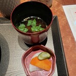 Yakitori Nonotori Genchou - 赤だしの味噌汁と香の物