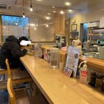 しょうがラーメン 七の庫 - 店員はカウンター席と奥にテーブル席があります。