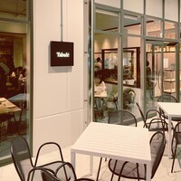 Trattoria Tabule - レストランに着くと、席はほぼ満席で、白基調の明るい雰囲気の店内に案内された。