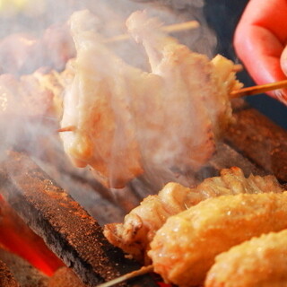 마음을 담은 장인의 기술을 느끼는 야키토리. 소금이 맛있는 "츠쿠네"는 필식 ◎