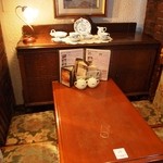 ヒロ コーヒー - テーブルや椅子も昔ながらの喫茶店って感じ