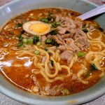 麺屋めん吉 - 豚の白もつ、旨辛のコク深いスープ、やや縮れのある中太麺。かなりどころではない中毒性のある一品だ。