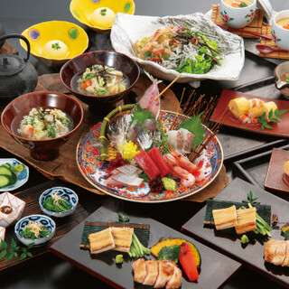 Enjoy a relaxing banquet in a variety of relaxing Japanese spaces, including private rooms and tatami rooms.