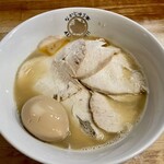 らーめんや なかじゅう亭 - 味玉鶏チャーシュー醤油ラーメン(¥1200)