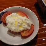 山はしる - 自家製チーズと非売品のトマト