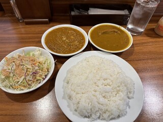 DEWAN - カレーはキーマ(左)、チキン(右)