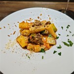 創作イタリアン Gemelli - 牛ホホ肉とサツマイモ、焼きネギのトマトクリームソース リガトーニ