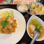 Tawan Tai - ランチセットHトムヤム炒飯と野菜スープと