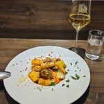 創作イタリアン Gemelli - 牛ホホ肉とサツマイモ、焼きネギのトマトクリームソース リガトーニ　白ワインと共に♡