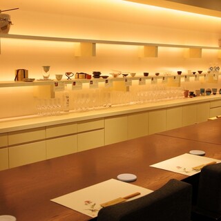 Extraordinary counter, table seating for large parties, fully equipped with private rooms