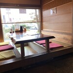 Yamachuu - 掘りごたつ式のテーブル席