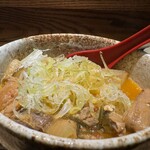 とりまさ - ピリ辛もつ煮。ネギも沢山。シャキシャキ。