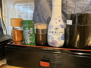 Torimasa - 緑色の山椒粉が凄くいい。カウンターは一人飲み仕様で、串入れも一つずつあるのが良い！