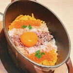 Ebisu Ushimitsu - 絞めのご飯です。贅沢にも馬糞ウニ、ズワイ蟹、牛肉、イクラ何トッピング