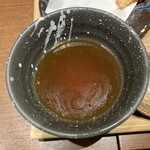 石臼挽きそば 石月 - 天汁に蕎麦湯を入れたところ