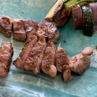 KOBE STEAK Tsubasa 本店 - ステーキの2種食べ比べ
                    　（黒毛和牛ロース（下側）と特選国産牛フィレ（上側））