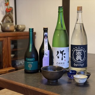 We recommend sake and wine with simple flavors that go well with food.