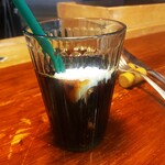 パラダイス ピザ - アイスコーヒーに、ゆっくりとクリームが混ざっていく様子を見ると心が休まります。