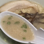 Futsukaichi Shokudou Tomosuke - 濃厚な豚骨スープ