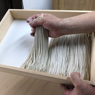 Fresh and fragrant 100 percent soba noodles that are simple yet show the craftsmanship of the craftsman.