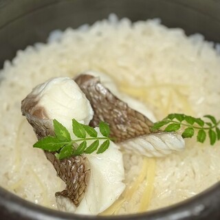 旬の食材の旨味あふれる土鍋ご飯と、新鮮なお刺身は必食