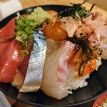 肴時々酒 海市 - 令和6年3月 ランチタイム(11:30〜13:30)
            海鮮丼(みそ汁付) 税込1000円