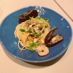 Trattoria Tabule - シーフードカルダモンペペロンチーノが運ばれてきた。 僕は、ペペロンチーノを食べた。 これは、まるで冒険の味だった。 カルダモンというスパイスを使って、海老やイカなどのシーフードとペペロンチーノのパスタを仕上げているというが、僕には、まるで未踏の地に足を踏み入れたような感覚だった。