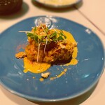 Trattoria Tabule - カリフラワーのローストは、豪快にカリフラワーをオープンで焼き上げ、軸までやわらかく仕上げた料理だ。 ソースは、ピーナッツバターにカレースパイスを利かせたもので、カリフラワーに絡めて提供される。