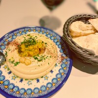 Trattoria Tabule - それを、中東や地中海地域でよく食べられるパンの一種であるピタブレッドにつけて食べると、さらに美味しくなった。