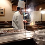 伊達の牛たん本舗 - 牛たんを焼いています！