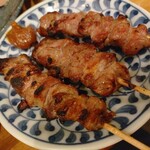 もつ焼き さの - 左からカシラ・ハラミ・コメカミの串も美味い(⁠≧⁠▽⁠≦⁠)
            刺しで美味かったコメカミは焼いても旨いね！
