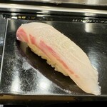 寿司大 - イシダイは、塩味がついていて美味しい。