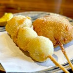 Tonkatsu Kushiage Yuuzen - 串カツ、なんか食べたくて。 ウズラと自家製つくね。 熱々、ふんわり、ほくほく。 美味しいです！ 自家製つくねは、肉汁たっぷりのメンチカツって感じ。 今度、串カツ屋さんとして利用してみたい。 飲みながら。