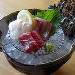 Yagura Zushi - お造り３種盛り　器もヒエヒエですよ♪