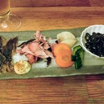 Oshokujidokoro Hamamatsuya - のんべえの酒の肴 4種盛合せ (ホタルイカの丸干し・食べる削り節・漬物の盛り合わせ・子持ちきくらげ)