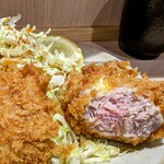 とんかつ繁 - ヒレカツ断面！歯でこの分厚さを噛み切れる柔らかさ！