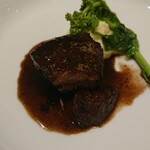 Jiccaria Esto - 牛のホホ肉。まちがって写真とる前に切りました…