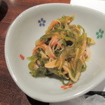 居酒屋 よいしょ - お通し　松前漬けに野菜を混ぜたもの　